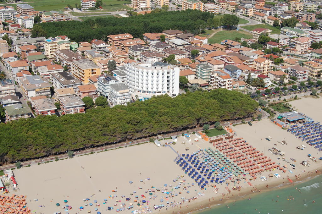 Hotel Lido Алба Адриатика Екстериор снимка